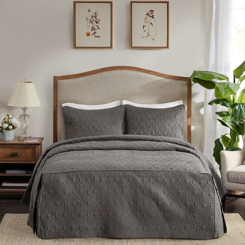 Ensemble de couvre-lit 3 pièces en grand lit gris foncé. Microfibre, rembourrage 100%, coins plissés, de 3, enchanteur