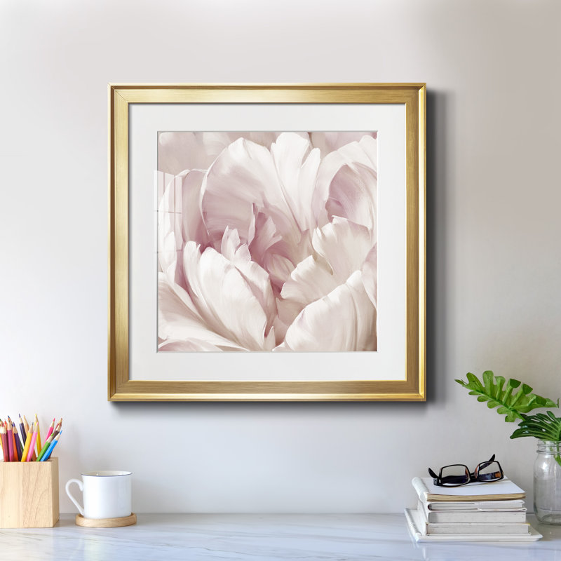 Intime Blush I - cadre photo, reproduction d'art sur papier, Encadrement doré, H 34,5 po x l 34,5 po x P 1,5 po