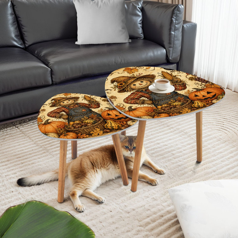 Ensemble de 2 tables basses gigognes triangulaires modernes, motif épouvantail joyeux entouré de récoltes d'automne, style milieu du siècle, petites tables d'appoint pour salon, chambre, appartement, décoration intérieure