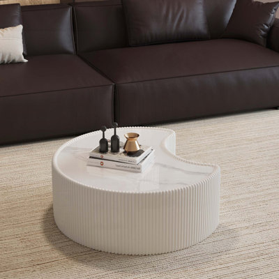 Table basse de forme irrégulière avec plateau en pierre frittée clair - Canapé moderne en cuir