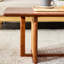 Table basse rectangulaire en bois massif noyer avec bande couleur noyer subtile