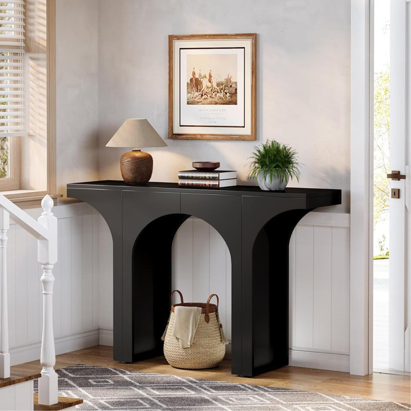 Console moderne pour hall d'entrée et canapé derrière - Table de couloir étroite avec base arquée