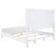 Très grand lit en bois blanc vieilli, tête de lit en tissu rembourré, rails bas pour profil aéré, lit de style transitionnel point focal de la chambre à coucher, finition, tête de lit en tissu, silhouette contemporaine aux lignes épurées,