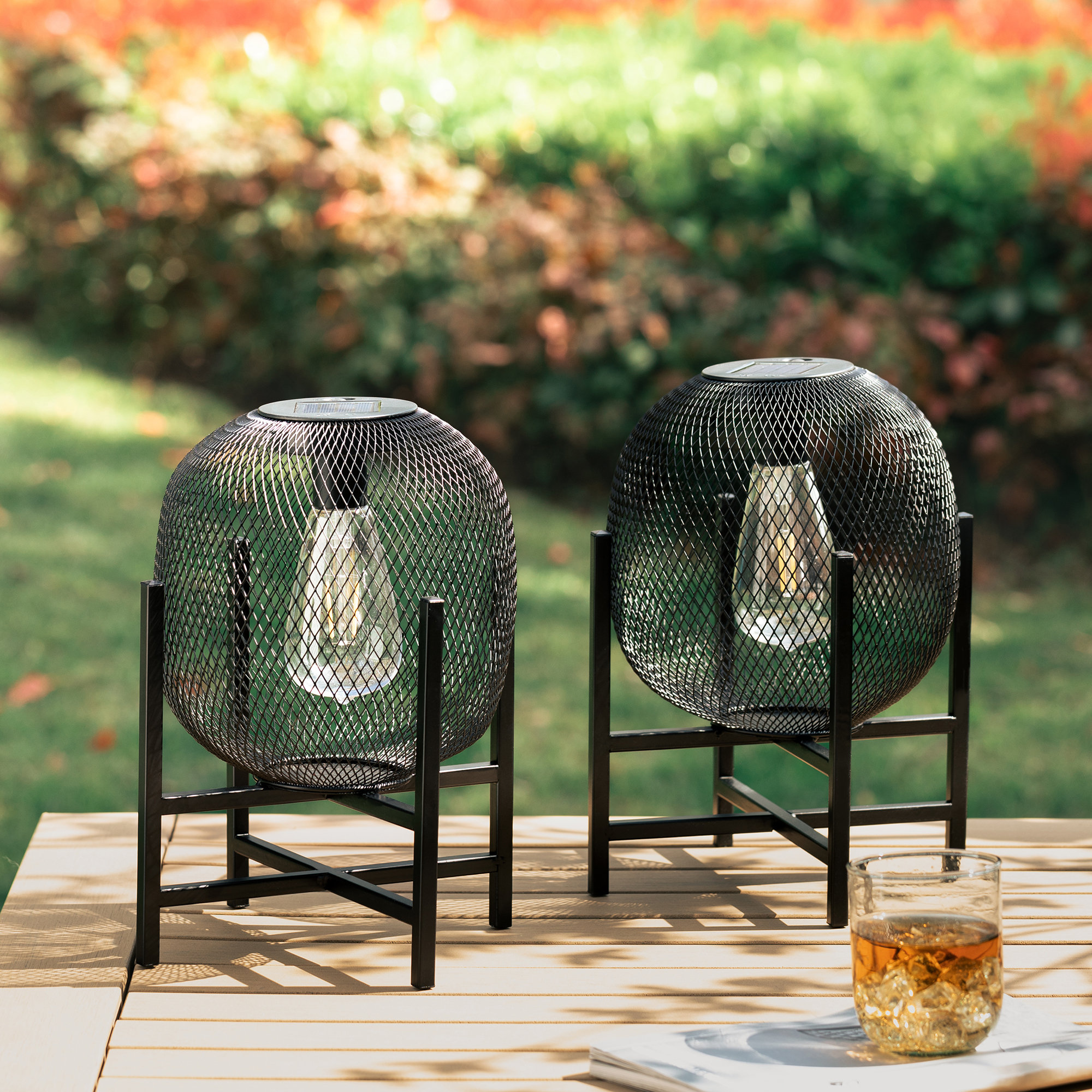 Glitzhome 9.75 in. H Black Metal Wire Solar Powered Outdoor