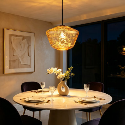 Suspension à une lumière avec abat-jour en verre doré, idéale pour un îlot de cuisine, une table à manger ou un hall d'entrée.