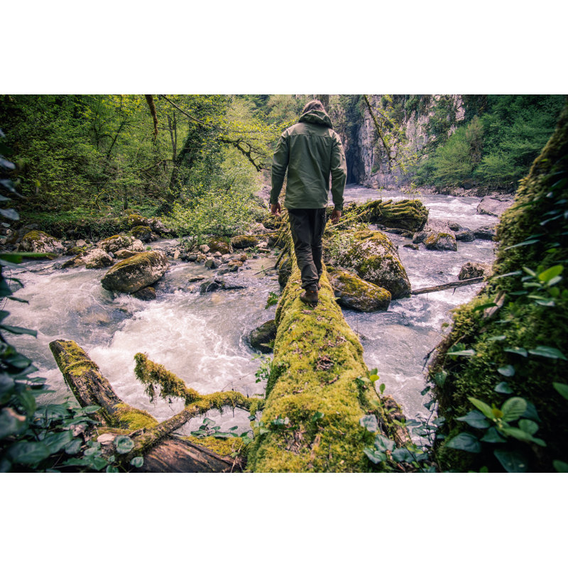 «Man Crossing River» par Everste - photographie sur toile tendue, H 8 po x l 12 po