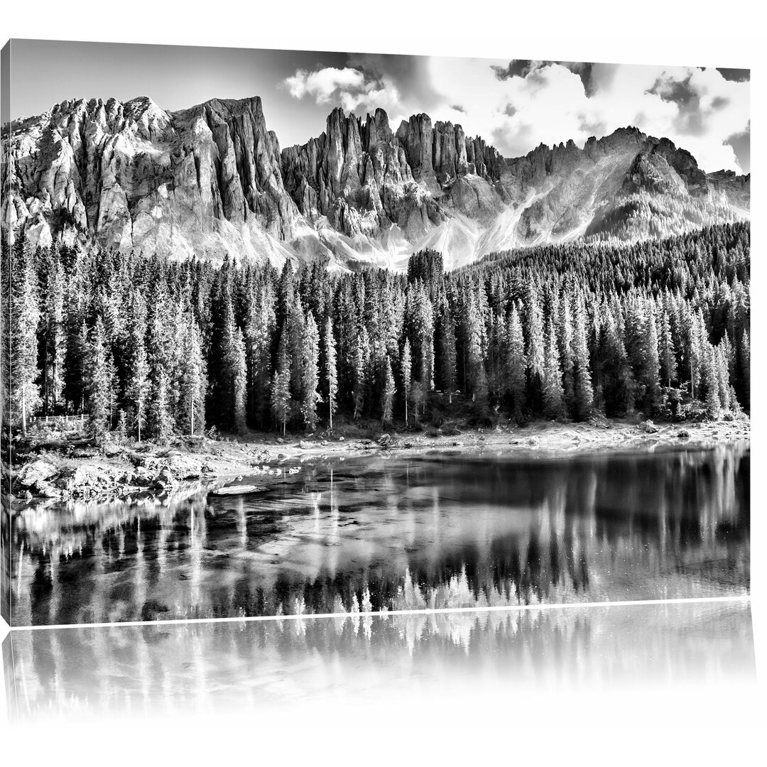 Leinwandbild Wunderschöner klarer Bergsee in Monochrom