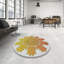 Tapis jaune-135031318