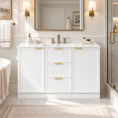 Meuble-lavabo autoportant blanc de 121,4 cm (47,8 po), en MDF à panneaux cannelés, avec 2 tiroirs et 2 portes, charnières à fermeture amortie, étagères réglables et tablette de rangement double intégrée à la porte.