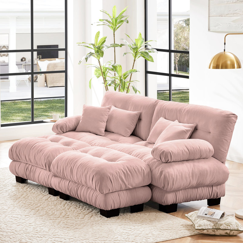 Chenille rose pour le salon: 2 places avec coussins d'apparence nuageuse, repose-pieds et coussins assortis