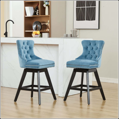 Tabouret de bar pivotant en velours - Pieds en bois avec capitonnage à boutons et garniture cloutée (bleu clair)