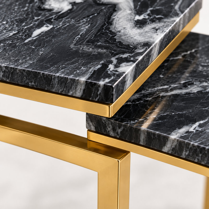Ensemble de table carrée 2 pièces avec dessus en marbre noir et bases dorées pour espaces de vie