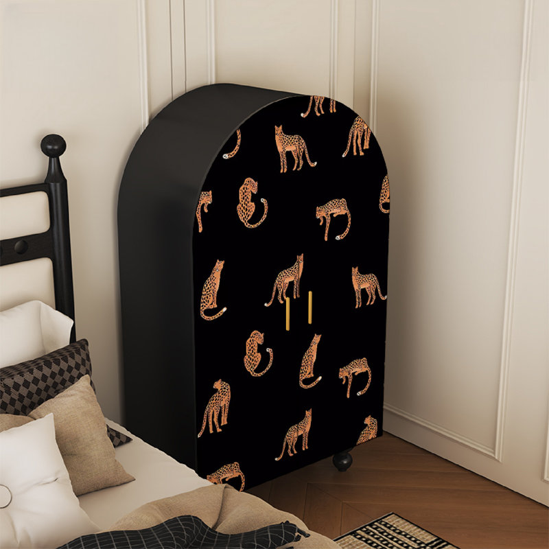 Armoire arquée avec tablettes et portes