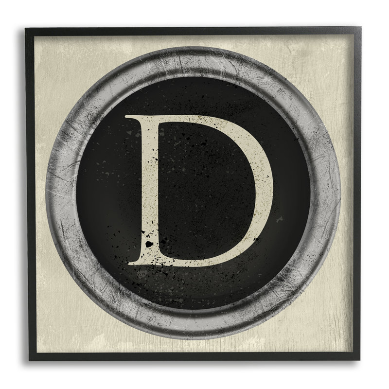 Lettre D initiale, machine à écrire rétro, clé, forme de ferme grise surdimensionnée, art numérique sur estampe numérique par Daphne Polselli