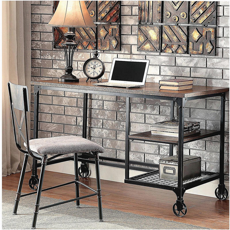 Bureau d'inspiration industrielle avec un plateau en bois noir antique et des roulettes décoratives