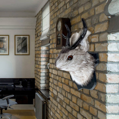 Realistic 3D Deer Head Wall Mount, Hand-Finished Polyresin Sculpture for Living Room, Office, Manor Decor, Rustic Lodge & Farmhouse Style Home Wall Art Decoration