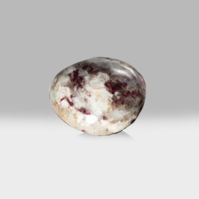 Véritable rubis poli dans la pierre de palmier quartz