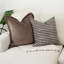Ensemble de housses de coussin décoratives de 50 cm (20 pouces) à imprimé bloc brun et franges en velours