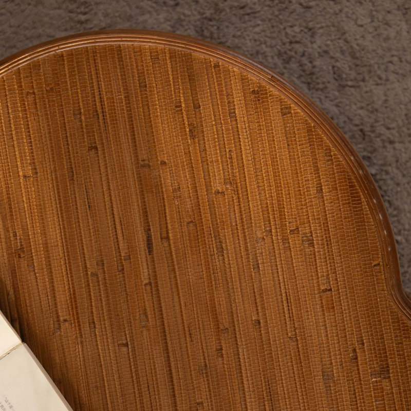 Table basse en rotin en forme de fleur avec rangement à couvercle relevable pour les salons boho-chic et les espaces compacts.