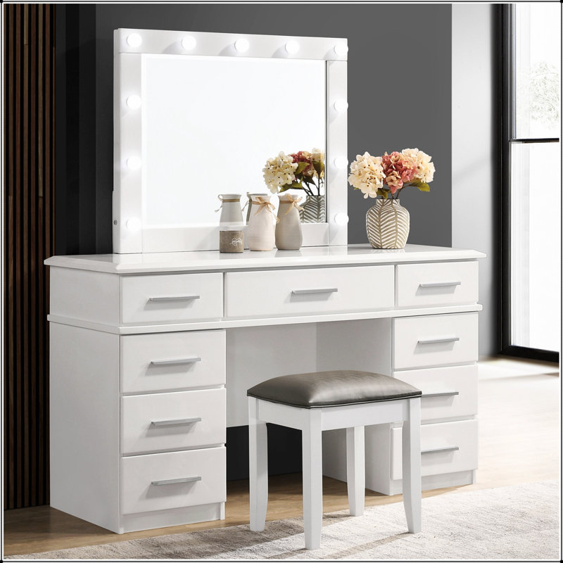 Meuble-lavabo à 9 tiroirs avec lumières à DEL Hollywood et rangement doublé de feutre, parfait pour le glamour moderne et l'organisation.