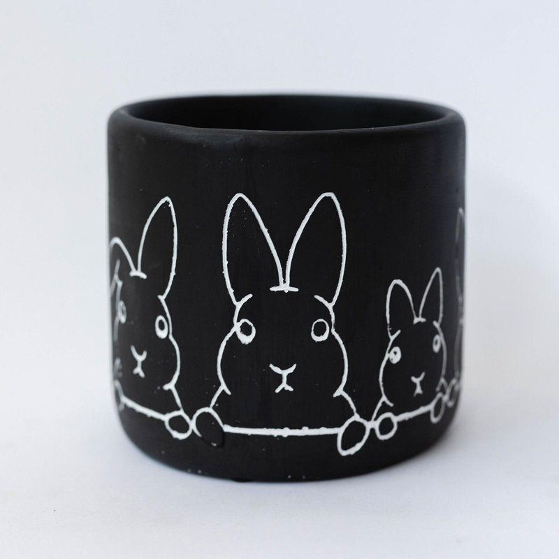 Jardinière en ciment noir avec lapins blancs, H 5 po x l 5,50 po x P 5,50 po
