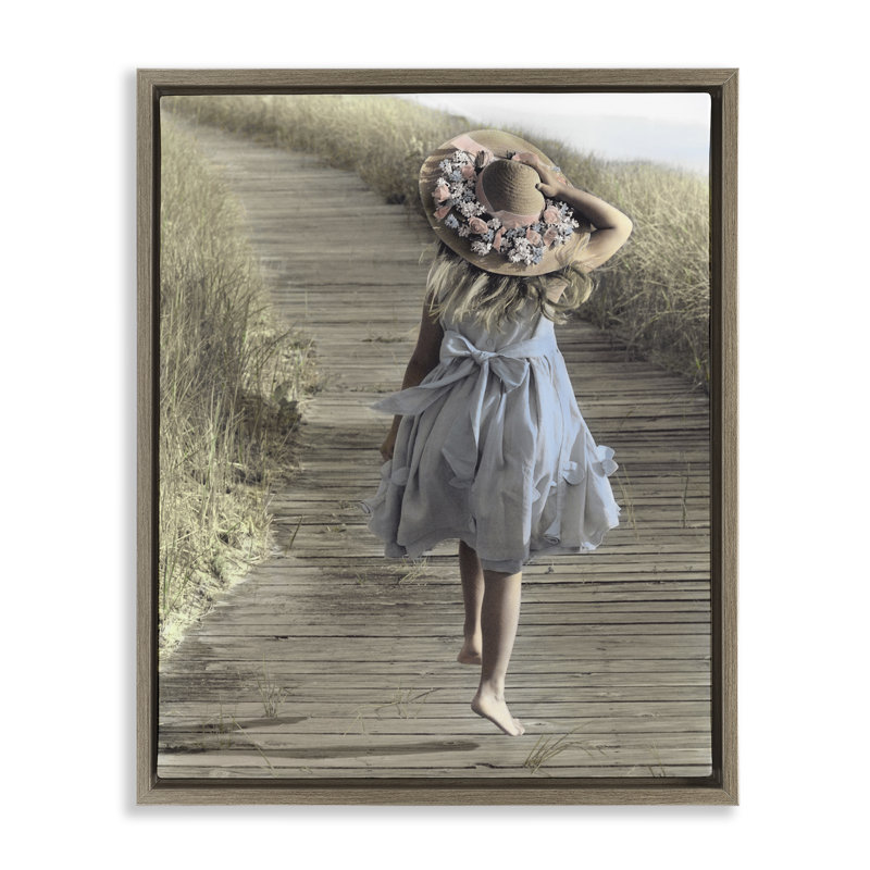 Fille avec un chapeau flottant, cadre flottant, design par Kendra Dew, H 31 po x l 25 po, Montalcino orme flottant encadré