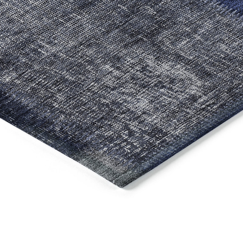 Tapis intérieur / extérieur lavable en patchwork bleu marine et bleu denim HomeRoots 5 pi x 8 pi