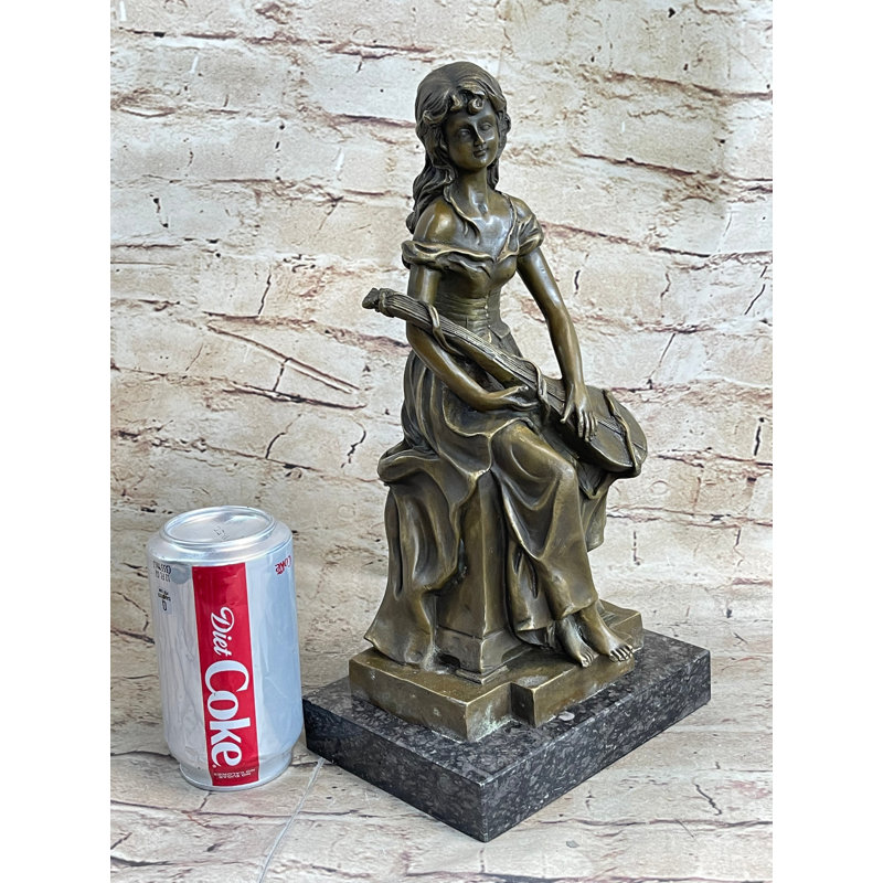 Sculpture de jeune fille avec une guitare