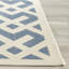 Tapis intérieur / extérieur bleu / blanc à motif géométrique Arneshia-117303659