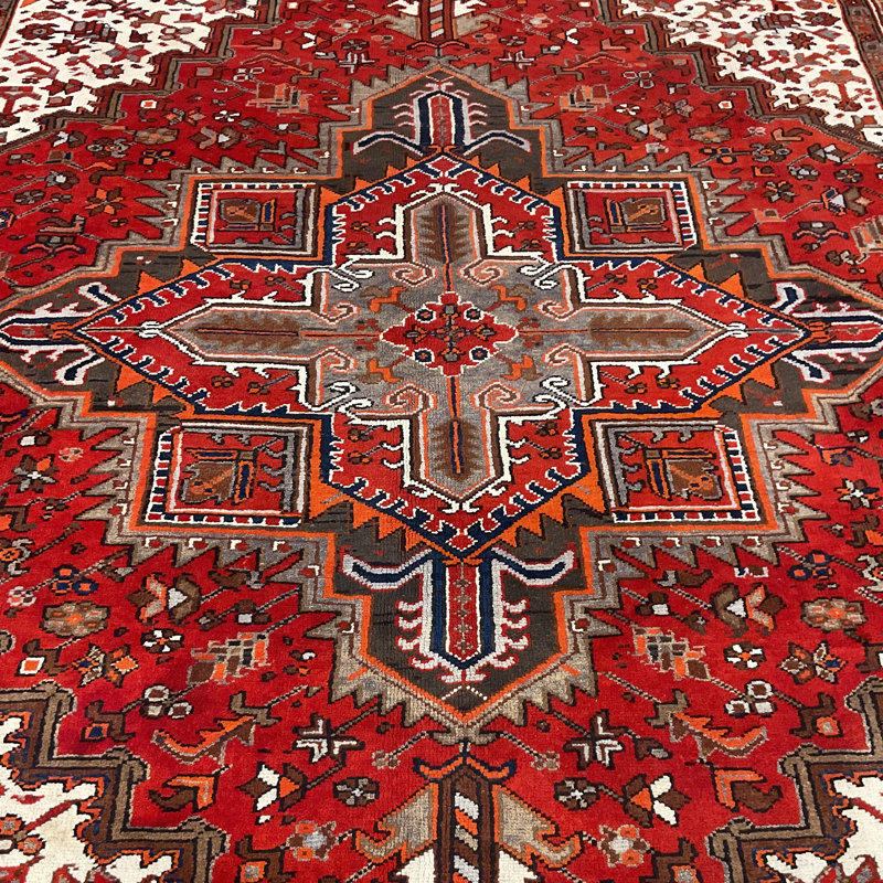 Tapis géométrique rouge en laine noué à la main 7 pi 2 po x 9 pi 7 po Heriz Collection
