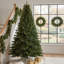 Sapin de Noël artificiel vert de 2,74 m (9 pi) préilluminé avec 1000 lumières claires C3 et télécommande-130165708