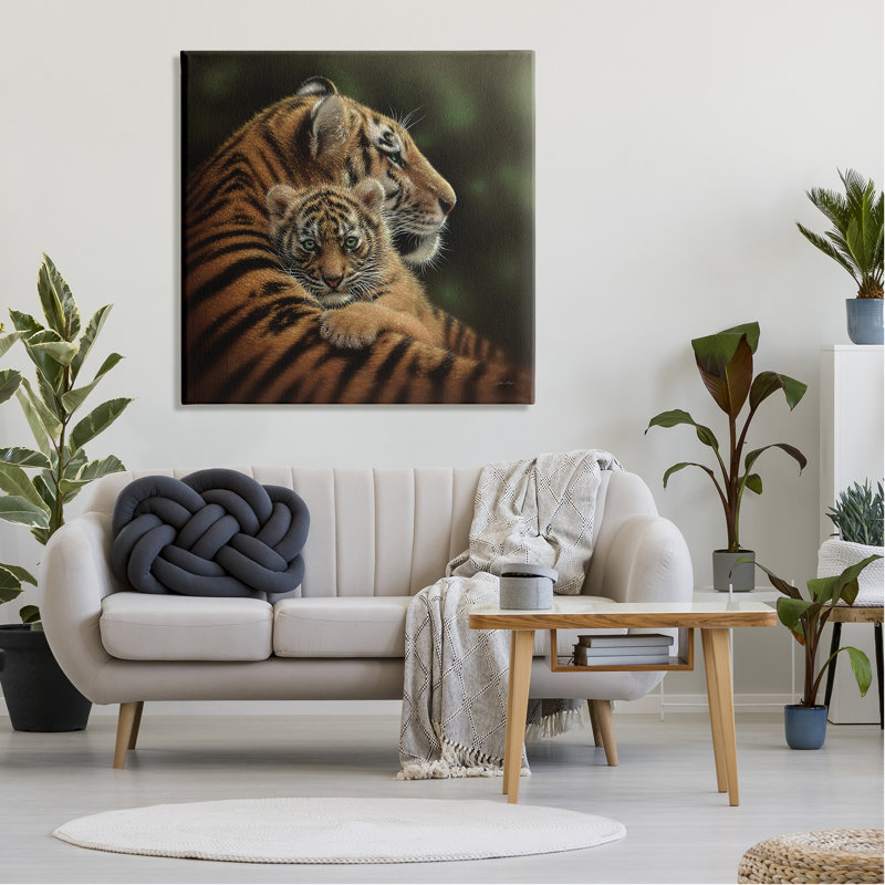 Adorable «Sweet Mom Tiger» tenant un bébé en peluche par Collin Bogle - photographie, H 36 po x l 36 po x P 1,5 po