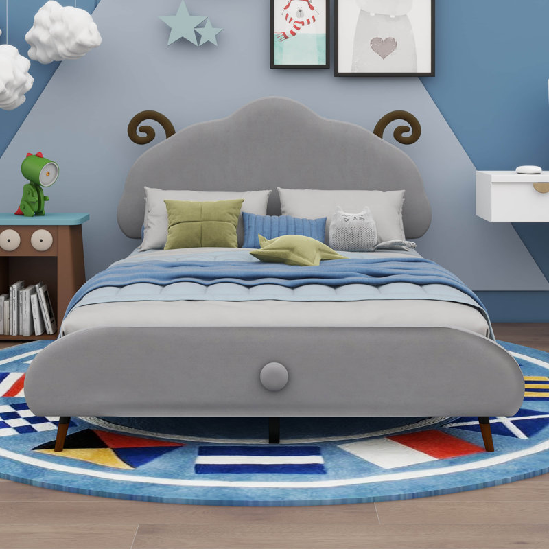 Un lit plateforme tapissier double orné d'une tête de lit en forme de mouton, gris