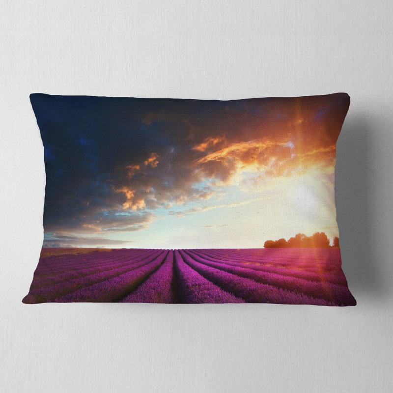 Coussin floral avec champ de lavande sous un ciel nuageux, Rectangulaire, 12 po x 20 po