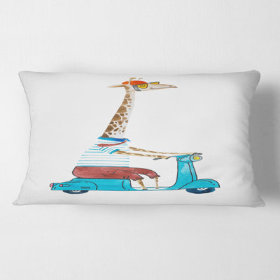 Girafe habillée portant un casque et une housse de coussin rectangulaire