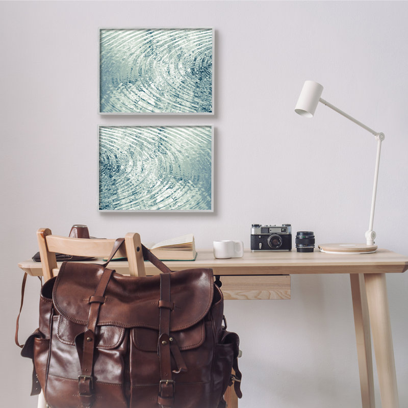 «Symmetric Ripples in Water Blue Light Reflection» par Maggie Olsen - ensemble de 2 photographies, H 14 po x l 11 po