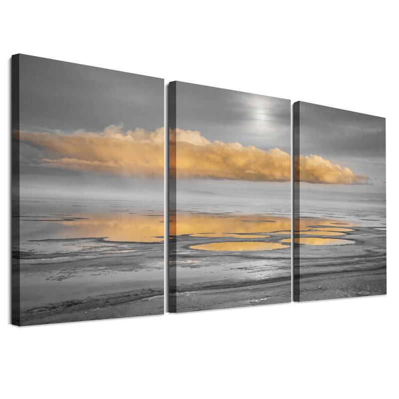 Nuage doré reflété dans un paysage gris, ensemble de 3 toiles, H 24 po x l 16 po x 3 pièces