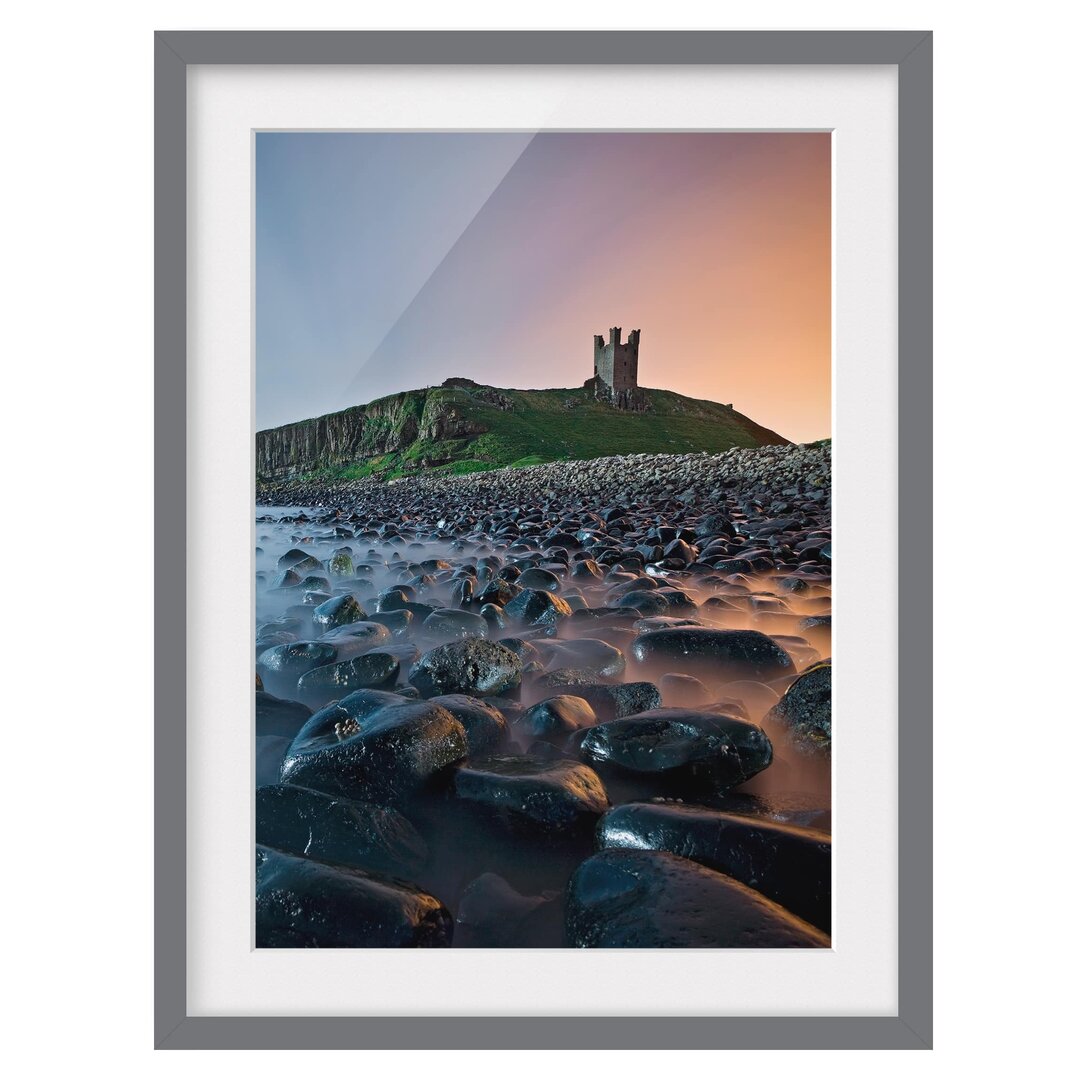 Gerahmtes Papierbild Sonnenaufgang mit Nebel bei Dunstanburgh Castle