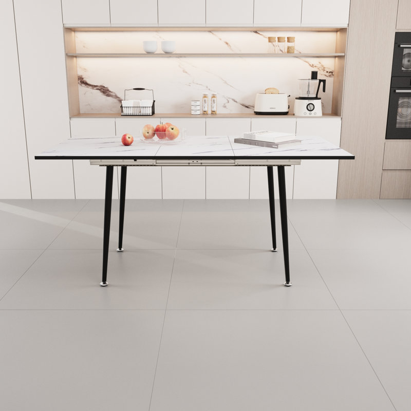 Table de salle à manger extensible, de 47 à 63 po, à thème en marbre blanc, de style industriel moderne pour une cuisine polyvalente, avec des pieds en métal noir mat pour une expérience épurée