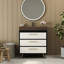Meuble-lavabo Mid-Century moderne avec lavabo en céramique et plateau en pierre frittée. Il comporte un tiroir inclinable à fermeture en douceur pour un rangement efficace. Les pieds en acier thermolaqué ajoutent de la stabilité