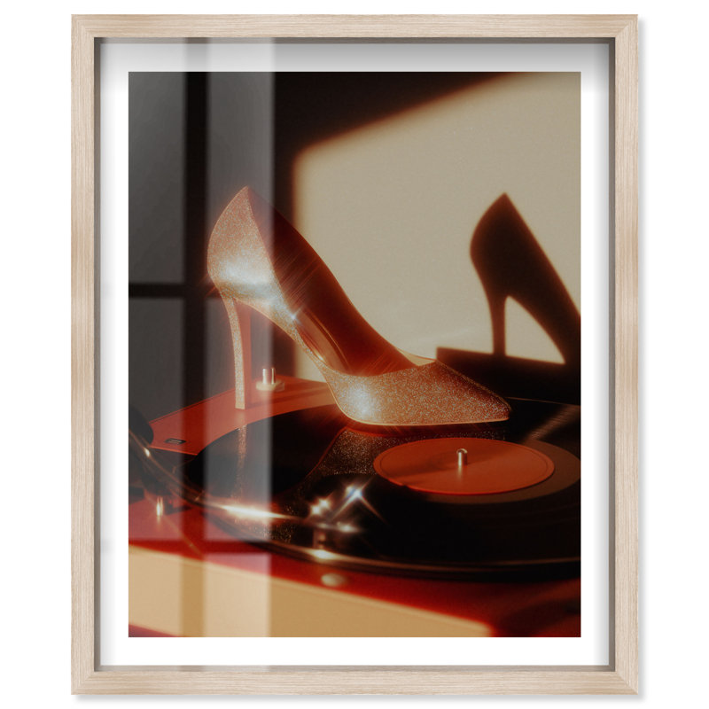 Décoration murale Disco Shoe I Shadowbox Print Glam par Notoriart, cadre en chêne naturel, 24 x 30, H 31 po x l 25 po