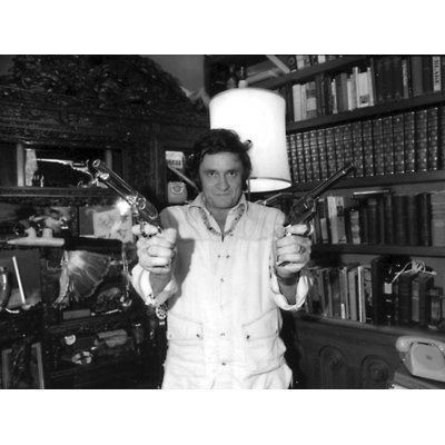 Johnny Cash tenant des pistolets - photographie sans cadre