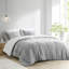 3 pièces d'édredon en coton double / grand gris. 100% avec rayures brodées colorées. Imprimé gris sur l'envers. Et 2 taies décoratives assorties. Lavable à la machine. Tissu à rayures verticales. Rayures réversibles sur fond gris-124314811