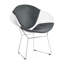 Élégante chaise en forme de losange avec structure en chrome poli et assise en polyuréthane confortable, parfaite pour les intérieurs modernes