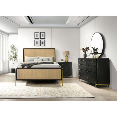 Eastern Eastern, 4 chambres: lit à cadre noir, tête et pied naturels, détails de pieds ornés, table de chevet, commode, miroir au fini, structure tissée, détails décoratifs,