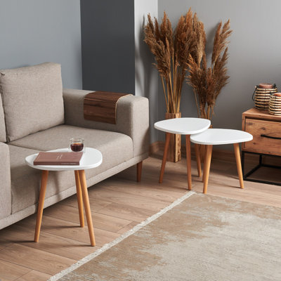 Ensemble de 3 tables gigognes élégantes, finition blanche moderne, 16,9 po x 14,6 po x 15,7 po | 100% panneau de fibres à densité moyenne avec revêtement à membrane, pieds en bois de hêtre séché au four | Parfait pour le salon, design polyvalent et élégant