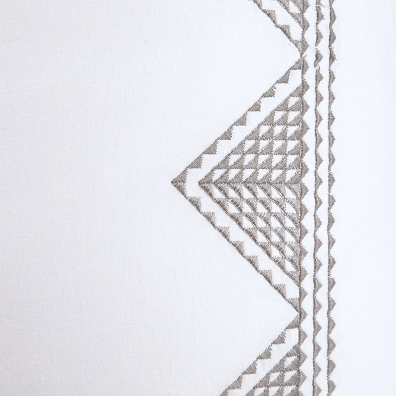 Taie décorative européenne en coton brodé à motif géométrique Gracie Mills Leo, Blanc