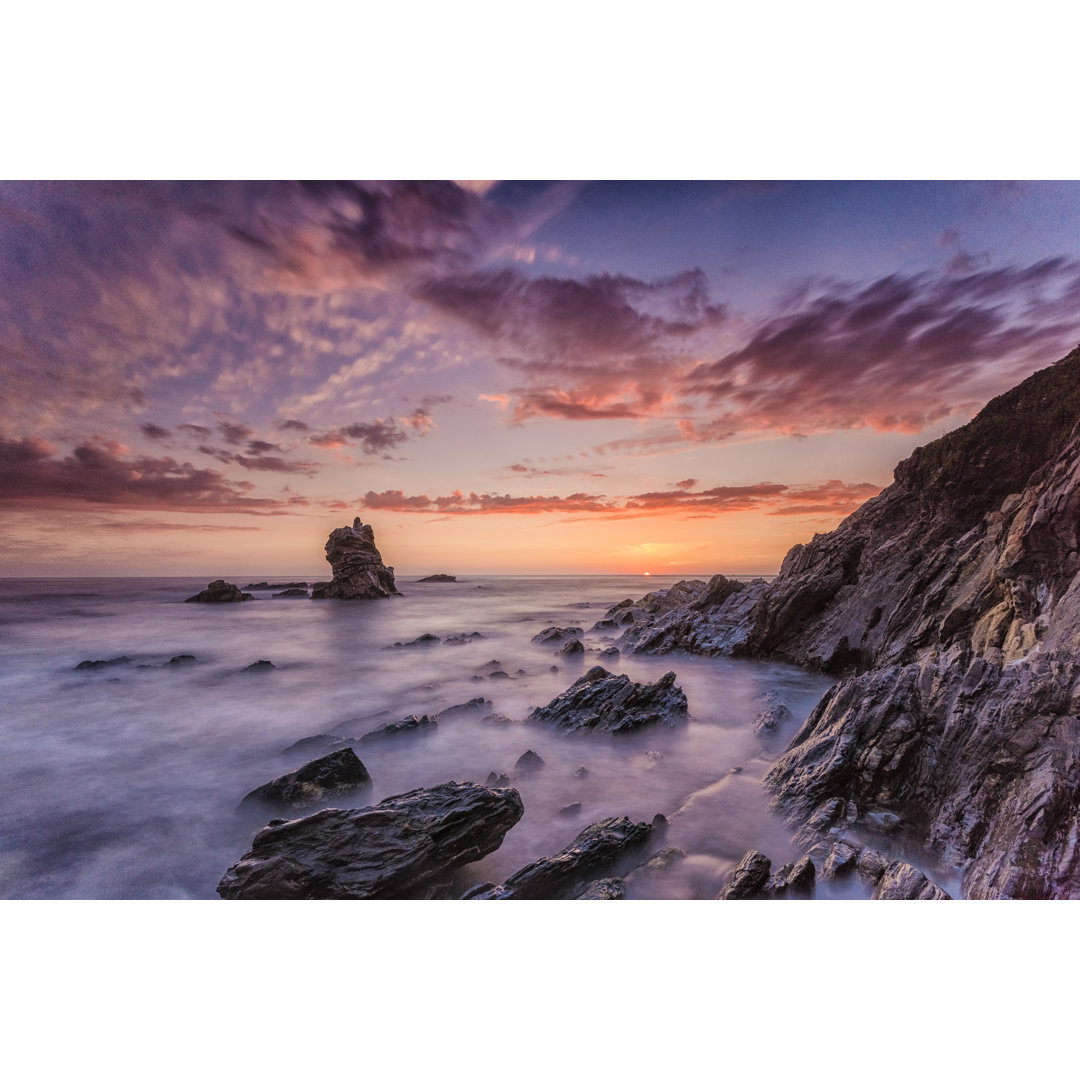 Schöner Atlantikstrand in Portugal bei Sonnenuntergang