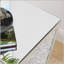 Table basse inversée à miroir triangulaire avec incrustations en cristal de diamant pour les salons et les couloirs élégants-133420029