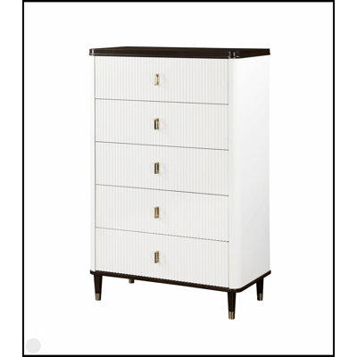 Commode blanche et brune Carena avec tiroirs spacieux et fabrication durable, parfaite pour un décor moderne et traditionnel.
